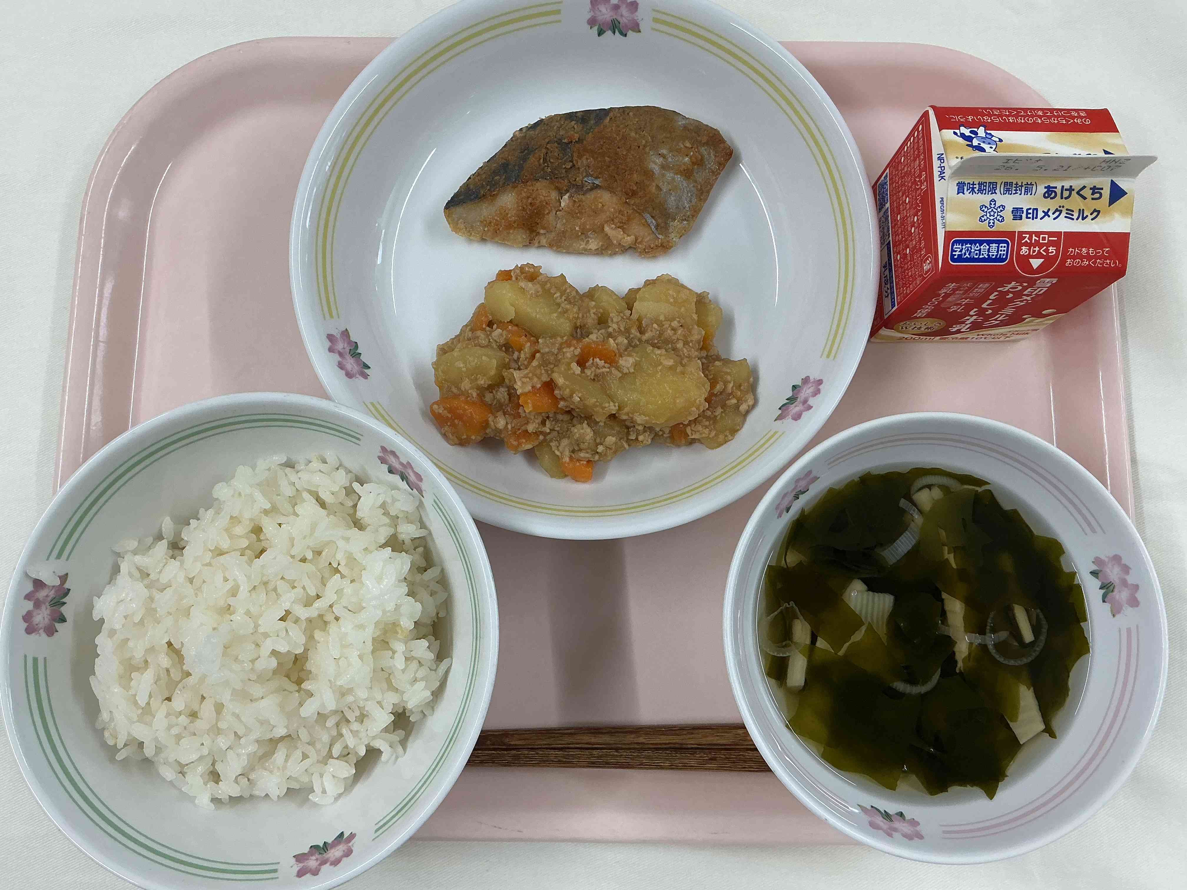 給食 - 品川区立鈴ケ森中学校